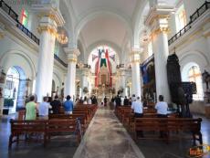 Altar de mármol con la imagen de la Virgen de Guadalupe