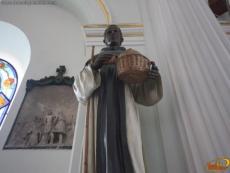 Junto al altar de Guadalupe