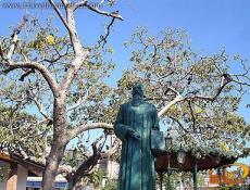 Obra en bronce en honor al famoso abogado