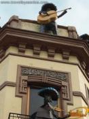 Detalle fachada edificio con esculturas metálicas de mariachis