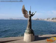 Obra en bronce frente a los arcos 