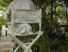 Numerous restaurants are found around the statue