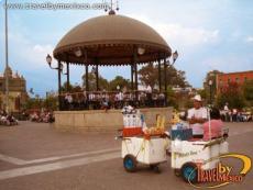 Los domingos por la tarde bandas de música alegran el lugar.