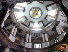 Bóveda con decorados y frescos.