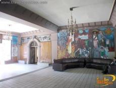 Murales históricos en la entrada del edificio.