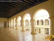 Arquería y patio central.