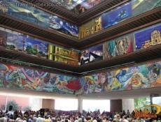 Patio central con murales de Julio Carrasco Bret&oacute;n.