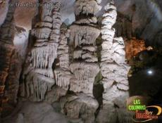 Estalactitas y estalagmitas dentro de la gruta.