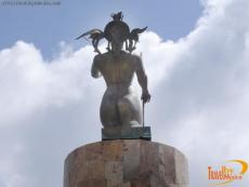 Escultura que reposa en la cima de una fuente