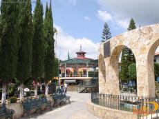 Ubicado en el Jardín de los Mártires, plaza principal de la localidad