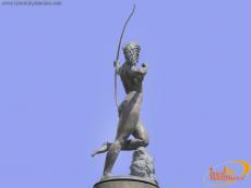 La Diana Cazadora apuntando al cielo con su arco