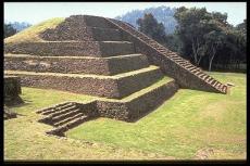 Pirámide Tingambato vista lateral