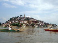 Pescadores en el Lago de Pátzcuaro con sus redes en forma de mariposa