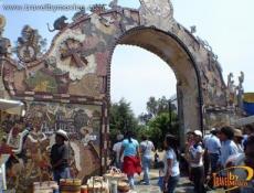 Arco decorado con semillas y granos