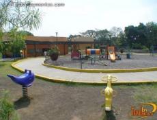Parque con áreas verdes y juegos infantiles