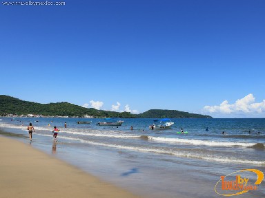 Playa de aguas tranquilas y cristalinas