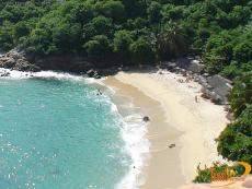 Las palapas de la playa albergan pequeños restaurantes