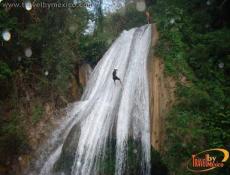 Experience a rappelling adventure with professionals instructors