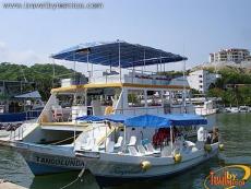 Place of departure of the tourist boats that visit the bays
