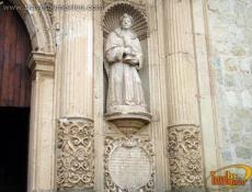 Una de las dos esculturas que flanquean la entrada principal