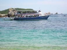 Descubre las nueve bahías en Catamarán