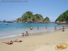 Con su oleaje tranquilo y su agua cristalina