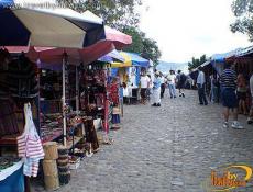 Las artesanías y textiles del mercado están hechas a mano
