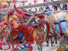 Los alebrijes ostentan formas fantasiosas y coloridas