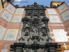 Fachada decorada con azulejos de talavera.
