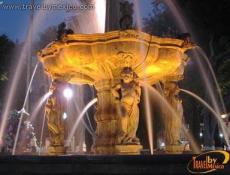 Hermosa fuente iluminada en la Ciudad de Puebla.