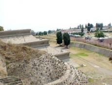 Vista de la pirÃ¡mide desde la parte superior del cerro.

