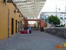 Corredor comercial en el Paseo San Francisco.