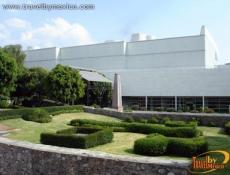 Instalaciones modernas con amplio estacionamiento.