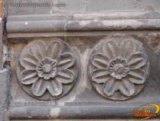 Flores en cantera, edificio en Puebla.