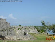 Baluarte de San Felipe y Cenote Azul de fondo.