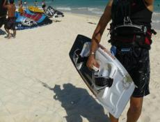 Tabla y Harnes son requeridos para realizar el Kitesurfing