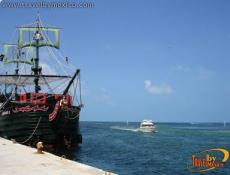 Todos los días embarcaciones con show de piratas y cena.