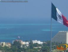 Visible desde distintos puntos del Boulevard Kukulcán.