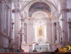 Imagen de la Virgen de Guadalupe destaca en el altar