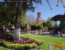 Lleva el apellido del gobernador queretano Benito Santos Zenea (1870)