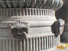 Detalles en la base de la fuente que simula olas del mar