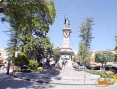 Plaza rodeada de restaurantes y artesanías
