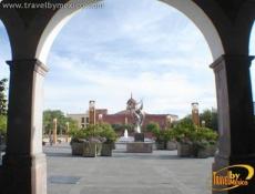1963 se construyó la plaza con una columna por cada estado del país