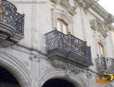 Barandales de hierro forjado semejan fina caligrafía