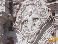 Detallado bajorrelieve que representa a San Felipe Neri.