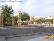 Cuenta con un estacionamiento debajo de la plaza