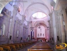 Altar principal los apóstoles Juan, Pablo y Santiago. Obra de Mariano Arce.