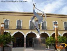 Ubicada en frente al museo regional