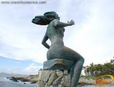 Sirena acompañada de un niño