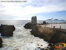 Se localiza en el Paseo Claussen, en honor al alemán Jorge Claussen